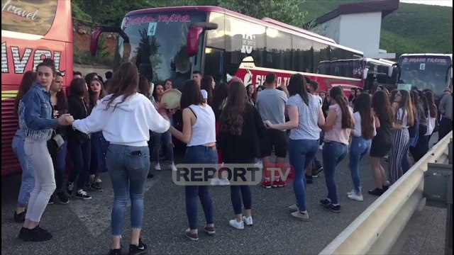 Report TV -Kuksianët u bllokojnë rrugën, maturantët kosovarë ia marrin valles