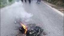 Djegia e gomave nga protestuesit e opozitës në Elbasan, Fier ,Berat