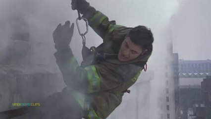 एक फायर फाइटर एक आदमी की जान बचाते हुए | दमकल कर्मी का दलेरी भरा काम