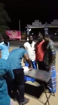 அரிவாளால் கேக் வெட்டி பிறந்தநாள் கொண்டாடிய ரவுடி -வீடியோ