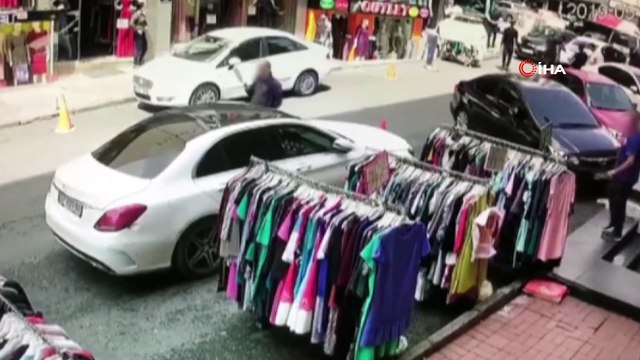 Fatih’te iş adamını yumruklayıp gasp ettiler...Darp ve gasp anı kamerada