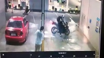 Un motard fait le con à la station de lavage et va le regretter !