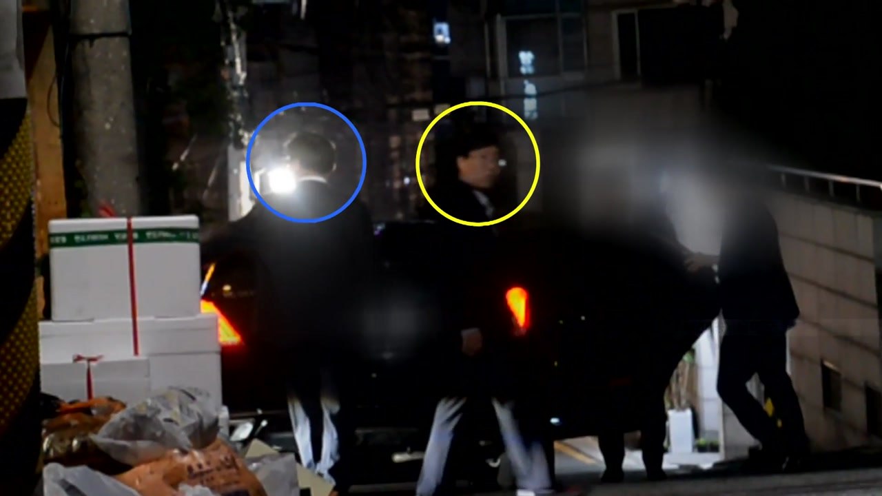 회동 참석 기자 "셋이서 식사, 사적인 모임"...한국당, 서훈 국정원장 고발 / YTN