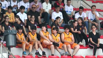 Fatih'te başarılı sporculara kupa ve madalyaları verildi