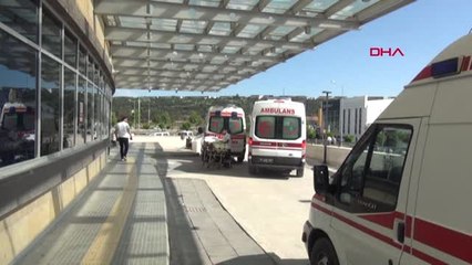 ÇORUM Kazada yaralanan anne, kucağındaki yaralı oğluyla ambulansa taşındı