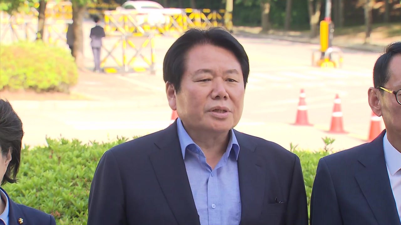 한국당, 국정원 항의 방문...서훈 檢 고발 / YTN