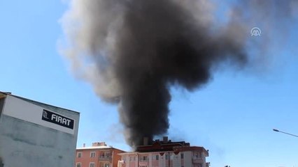 Suşehri'nde iki binanın çatısı yandı - SİVAS