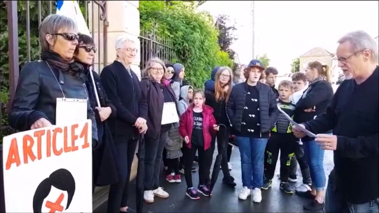 Villers-la-Montagne : rassemblement  FSU SNUiPp devant la permanence  du député  Xavier  Paluszkiewicz