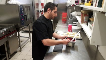 Le cuisinier du restaurant Le Very Table à Voujeaucourt  dresse le dessert