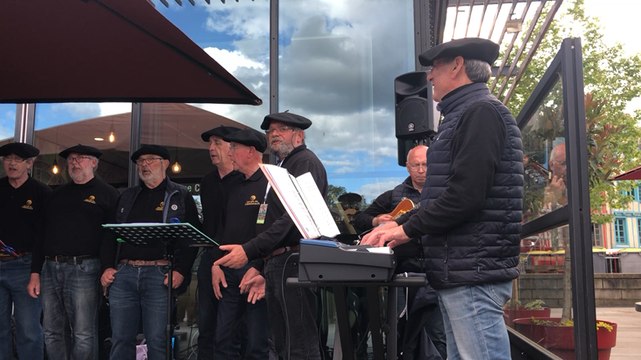 Les Gâs de l’Almanach ont inauguré en chanson l’exposition sur les marins bretons