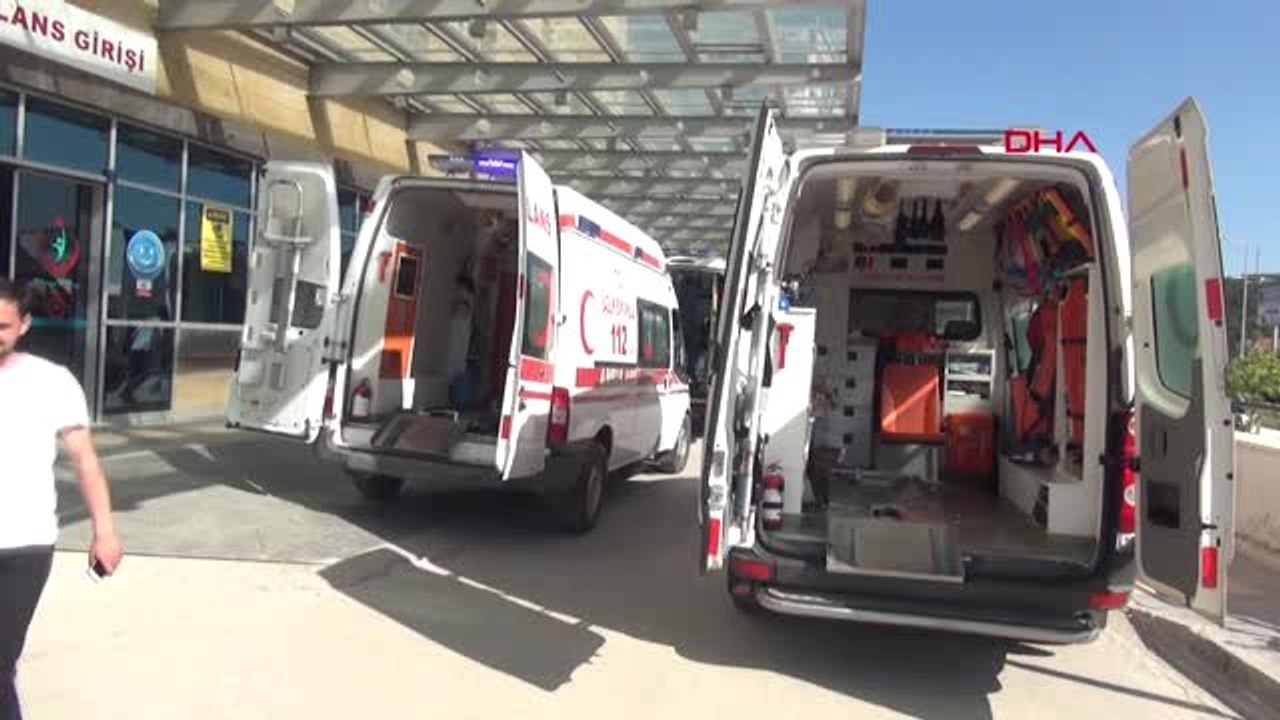 ÇORUM HASTANEDE BIÇAKLI KAVGA 1'İ POLİS 3 YARALI
