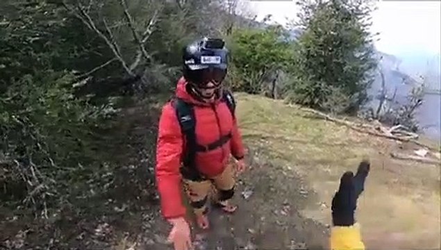 Ils courent.. et sautent d'une falaise en parachute !