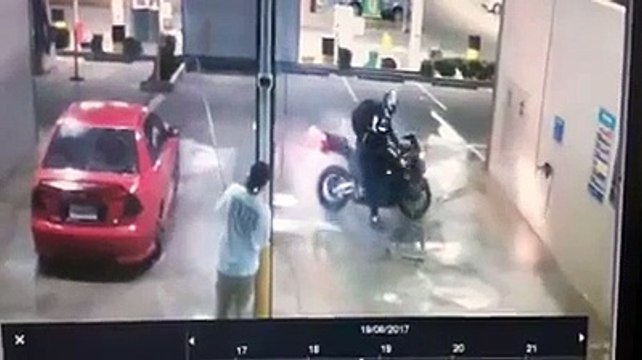 Ce biker ne devrait pas jouer à la station de lavage ! Trop dangereux