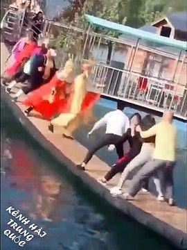 Đường đi lấy kinh sao sóng gió quá Cơ mà sư phụ máu thế này thì cần gì đồ đệ bảo vệ nữa