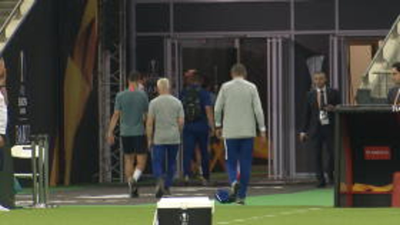 Sarri throws hat during Chelsea training