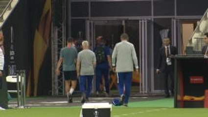 Sarri throws hat during Chelsea training