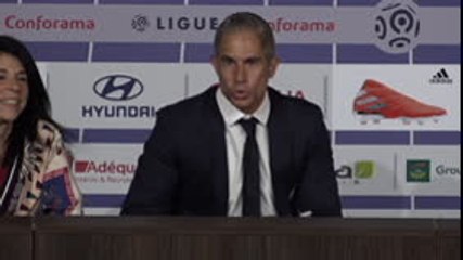 OL - Les premiers mots en français de Sylvinho