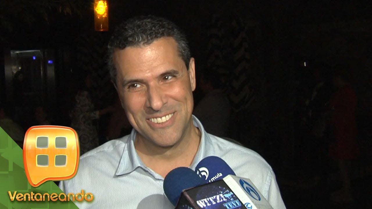 ¡Captamos a Marco Antonio Regil muy bien acompañado de una guapa mujer y con la mano muy larga!