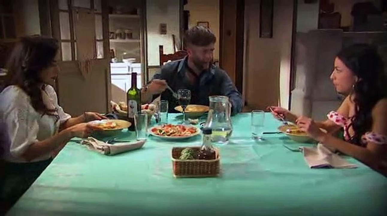 01 - Clara llega a Río Oscuro_clip1