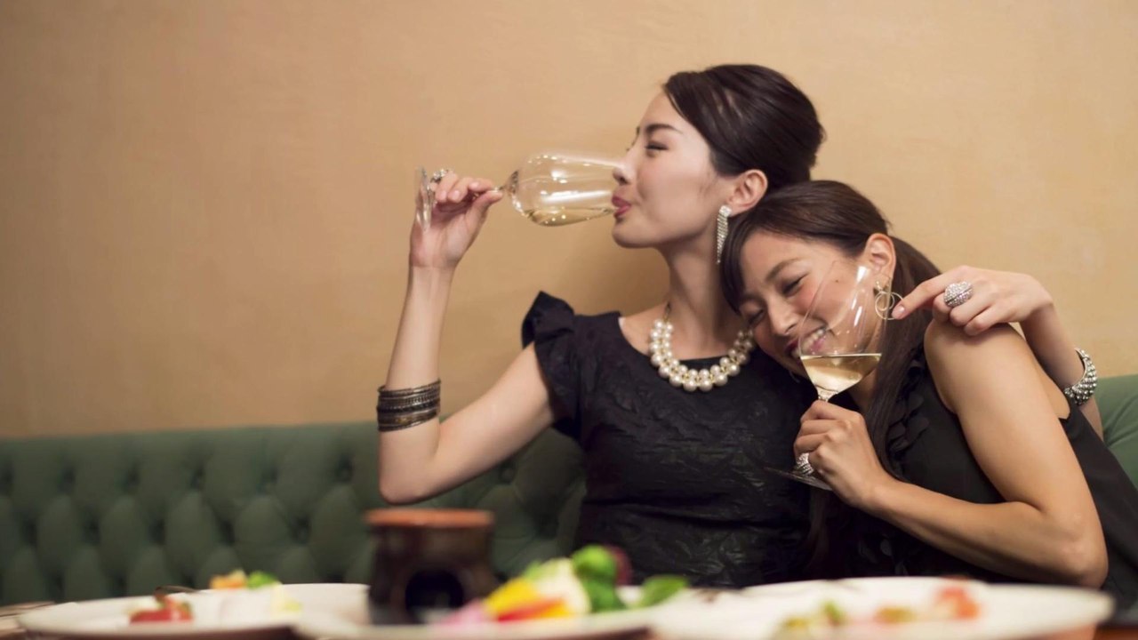 What Your Preference for Red or White Wine Says About Your Personality, According to a New Poll
