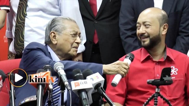 'Bukan boikot' - Dr M pertahan Mukhriz tak salam Sultan Johor