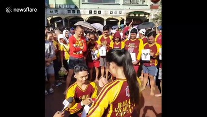 Boyfriend proposes during black Nazarene Festival in front of hundreds of people, Philippines
