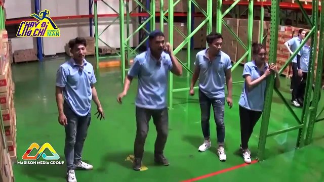 Trấn Thành - Lan Ngọc cùng nhau hợp tác xé bảng tên Liên Bỉnh Phát