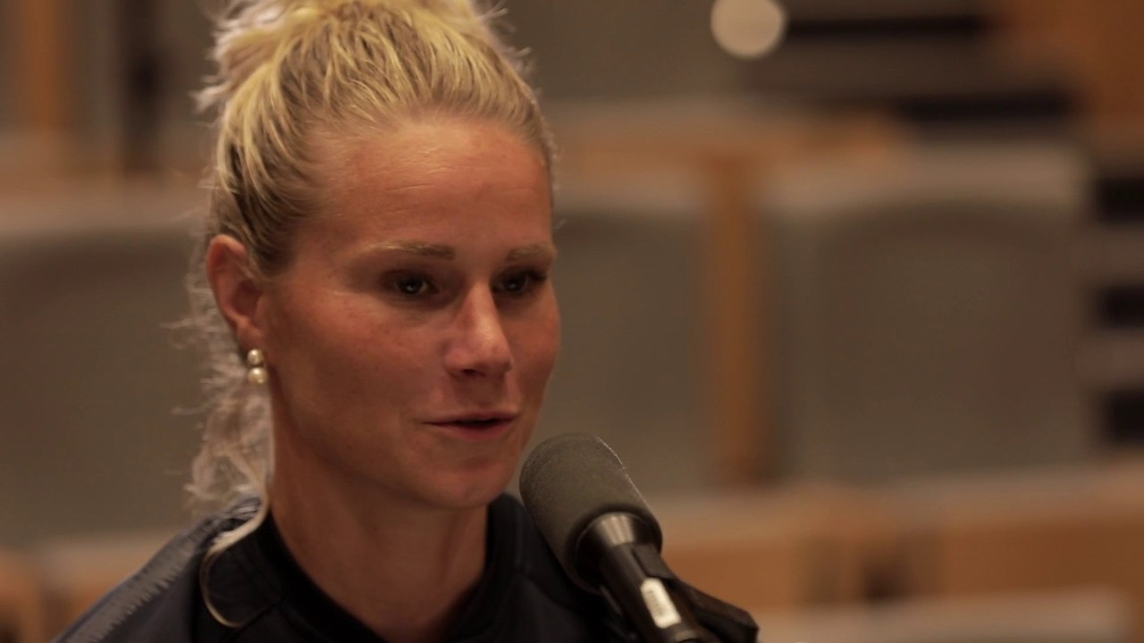 Amandine Henry‏, capitaine des Bleues : "On a la tête sur les épaules : faut pas s'enflammer, mais faut enflammer le terrain"