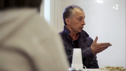 Emu, ce père, impuissaant, témoigne de la phobie scolaire de sa fille - Regardez