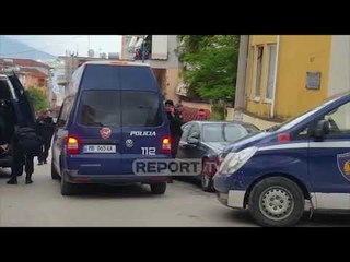 Aksioni blic i FNSH në Sarandë, 'shqyhet' dera për të kapur të kërkuarin, shoqërohen 10 të tjerë