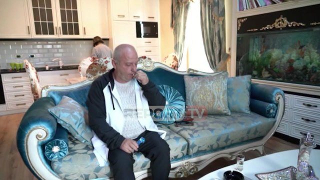 Korçë, biznesmeni: Ja si grabitësit e veshur si policë më lidhën dhe më morën paratë në shtëpi