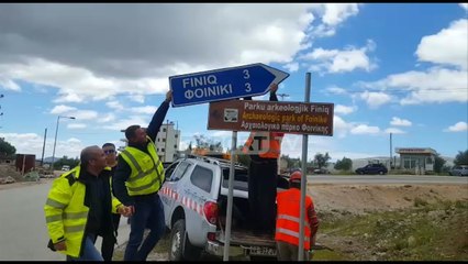 Report TV - Shqipja gjuhë e parë! Rivendosen tabelat në bashkinë e Finiqit