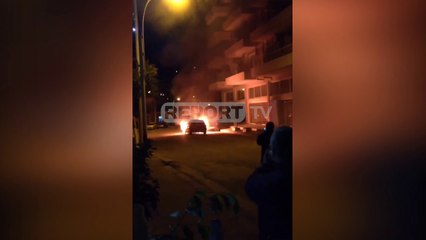 Sarandë, shpërthen në flakë automjeti, shkak dyshohet qarku elektrik