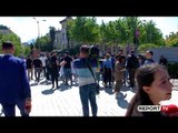 Protesta simbolike/ Të rinjtë opozitarë me bluzat e BE-së i nxjerrin kartonin e kuq Ramës