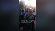 Report TV -Vuçiç pritet me protesta në Tiranë
