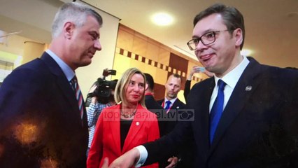 Samiti në Tiranë/ Thaçi e Vuçiç, shtrëngim të sforcuar duarsh - Top Channel Albania - News - Lajme