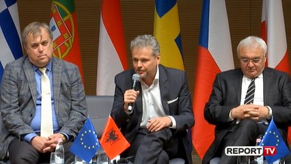 Report TV - Ambasadori i Austrisë thirrje të rinjve: Mos mendoni vetëm të emigroni