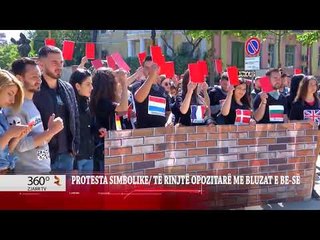 PROTESTA SIMBOLIKE TË RINJTË OPOZITARË ME BLUZAT E BE SË