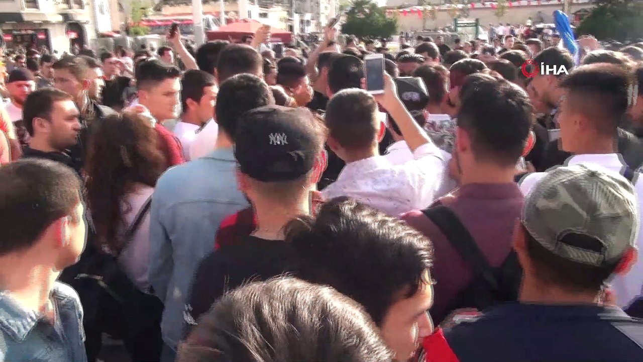 Özbek boksöre Taksim'de yoğun ilgi