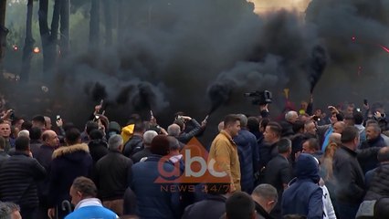 Video herunterladen: Protesta e opozitës në Shqipëri, kundër qeverisë së kryeministrit Rama