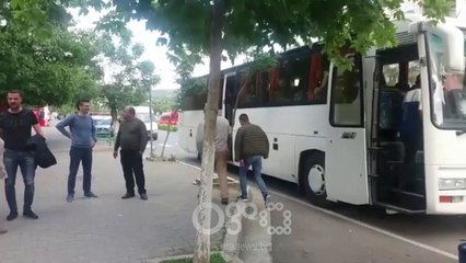 RTV Ora - Qytetarë dhe mbështetës të PD në Elbasan nisen drejt Tiranës