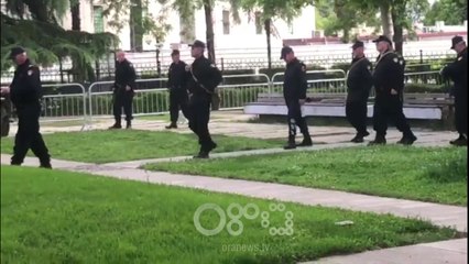 RTV Ora - Forca të shumta policie në sheshin para kuvendit