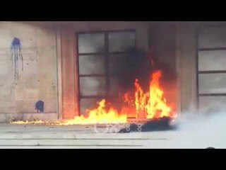 RTV Ora - LIVE me protestën e opozitës, i vihet flaka derës së Kryeministrisë dhe Kuvendit