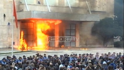 Report TV - Protestuesit qëllojnë me bomba molotov, shpërthim flakësh te kryeministria