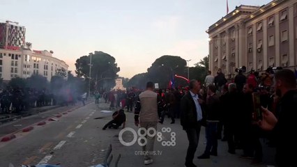 RTV Ora - Protestuesit heqin gardhin metalik