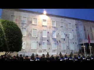 RTV Ora - Ramës ia lyejnë me bojë të zezë Kryeministrinë, fasada mbushet me "IK"