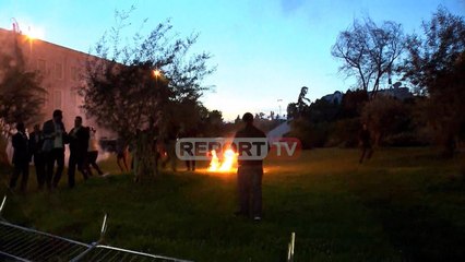 Report TV - Protestuesit hedhin bomba molotov pas kryeministrisë, lulishtja në flakë