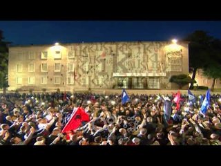 RTV Ora - Ramës ia lyejnë me bojë të zezë Kryeministrinë, fasada mbushet me "IK"