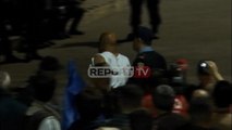 Report TV - Protestuesit e rrahën si polic të infiltruar dhe 'xhepist', në fakt ishte një prej tyre