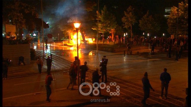 RTV Ora - VIDEO pa koment: Molotov, gaz lotsjelles, shperthime tek parlamenti